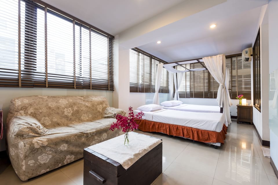 Family Room, Bathtub | Minibar, in-room safe, desk, blackout drapes