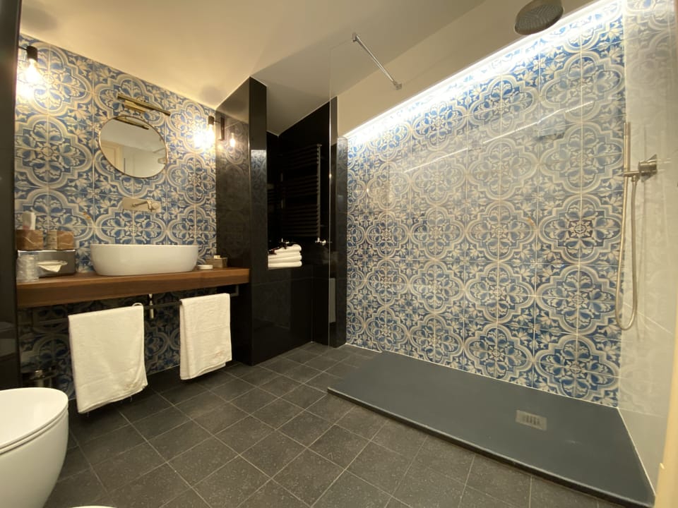 Junior Suite, Hot Tub | Bathroom | Free toiletries, hair dryer, bidet, towels