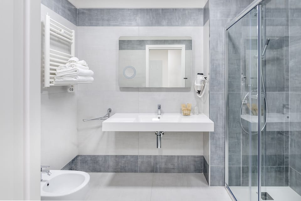 Quadruple Room | Bathroom | Shower, free toiletries, hair dryer, bidet
