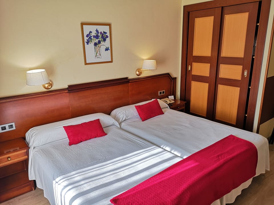 Standard Twin Room | Desk, laptop workspace, iron/ironing board, bed sheets