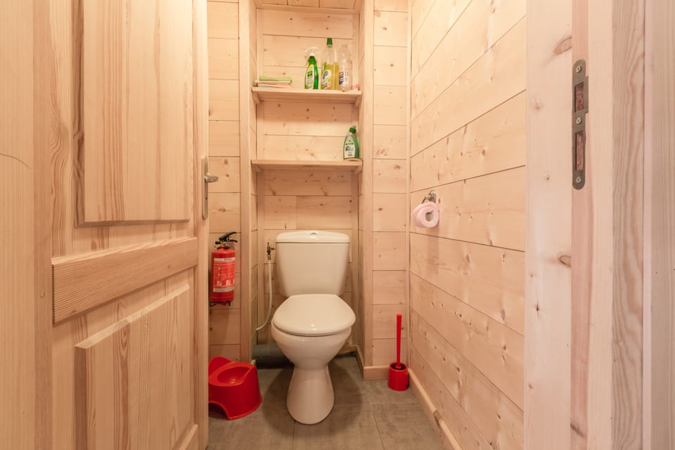 Comfort Apartment, Multiple Beds, Non Smoking | Bathroom | Separate tub and shower, free toiletries, hair dryer, towels