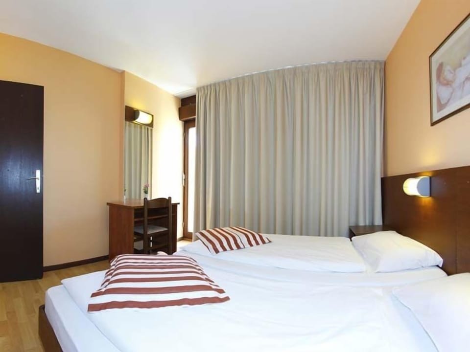 Economy Double Room | Desk, WiFi (free), bed sheets