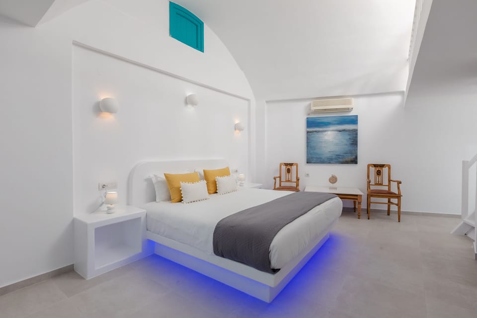 Superior Room, 1 Queen Bed, Sea View | In-room safe, individually decorated, desk, blackout drapes