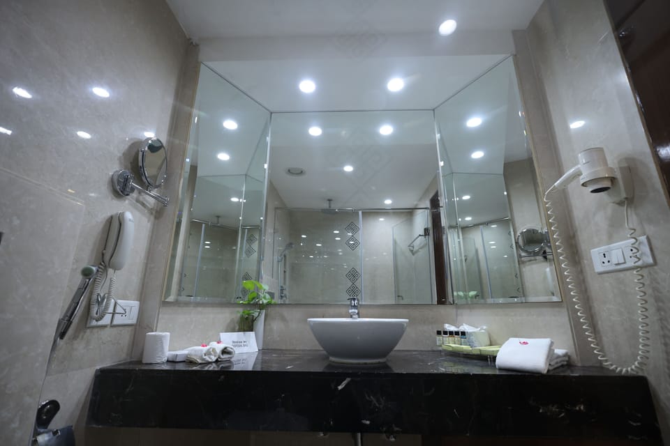 Executive Room | Bathroom | Free toiletries, hair dryer, slippers, towels