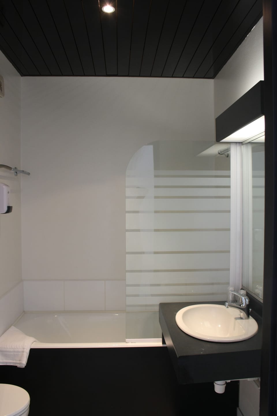 Double Room | Bathroom | Combined shower/tub, free toiletries, hair dryer, towels