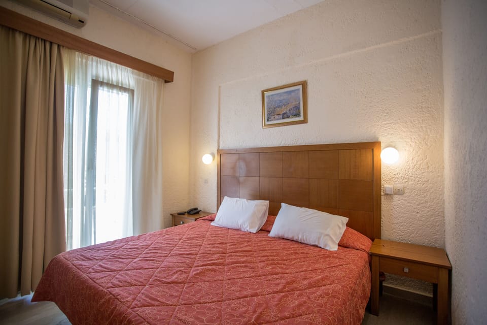 Triple Room | In-room safe, desk, free WiFi, bed sheets