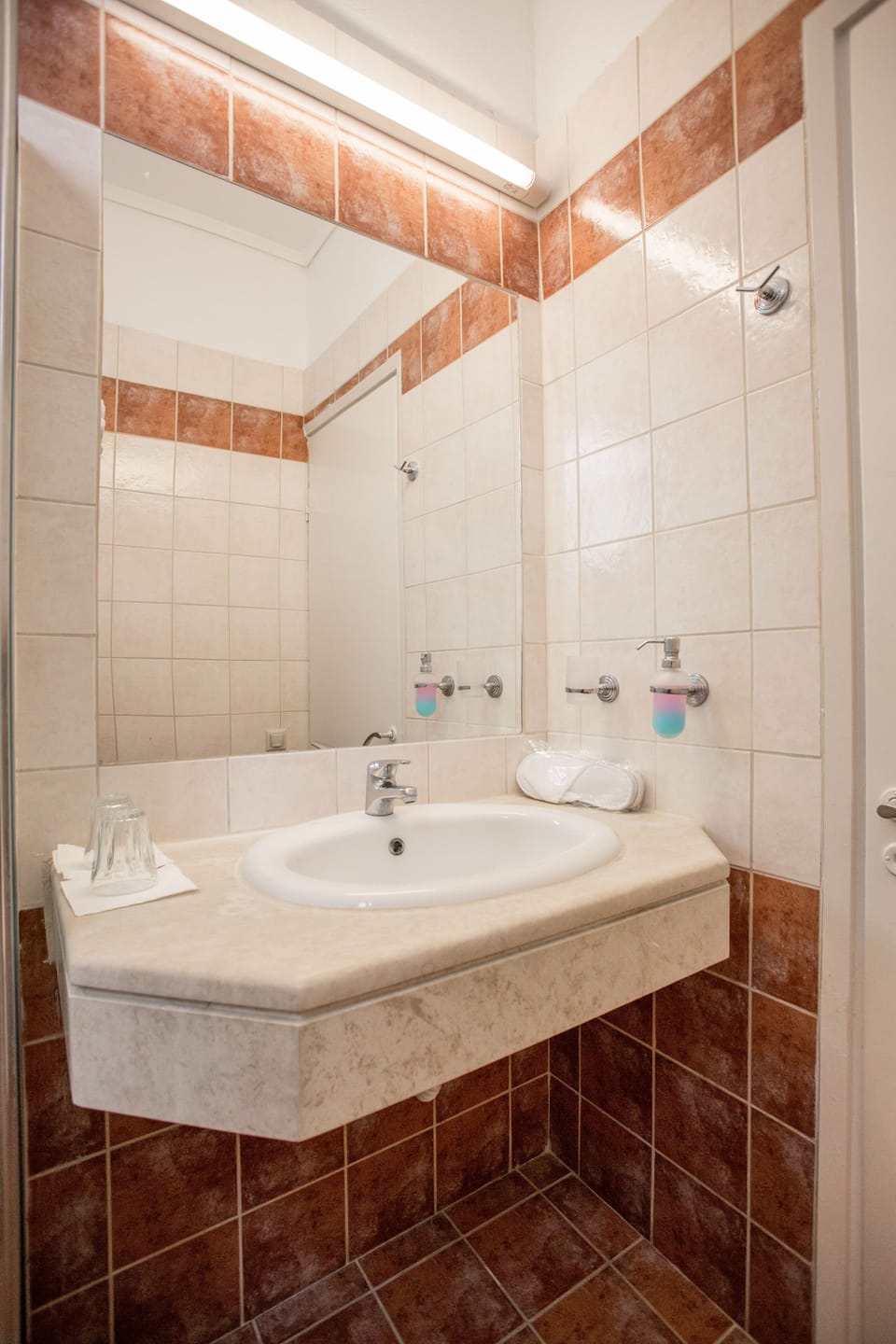 Deep soaking tub, free toiletries, hair dryer, slippers