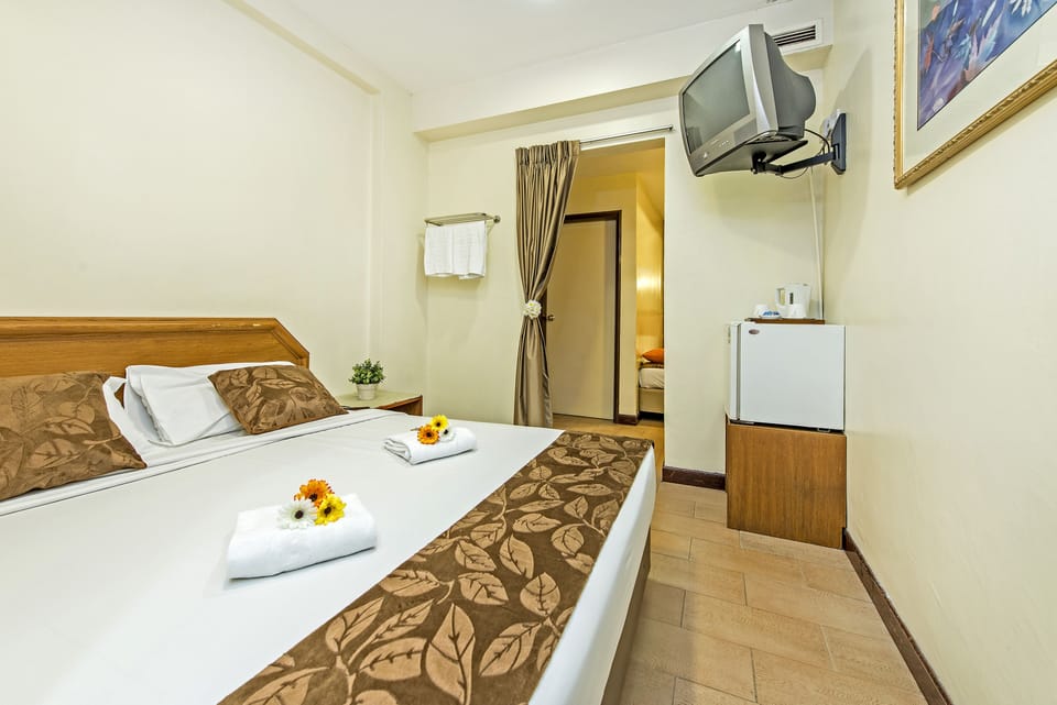 WiFi (free), bed sheets