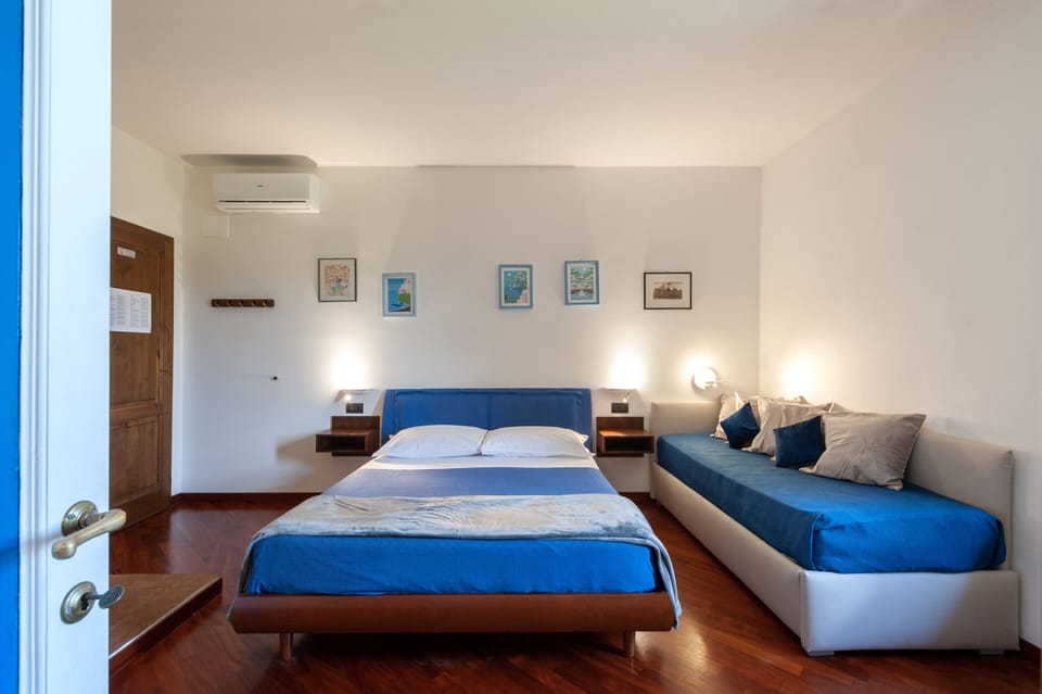 Deluxe Triple Room | Blackout drapes, free WiFi, bed sheets