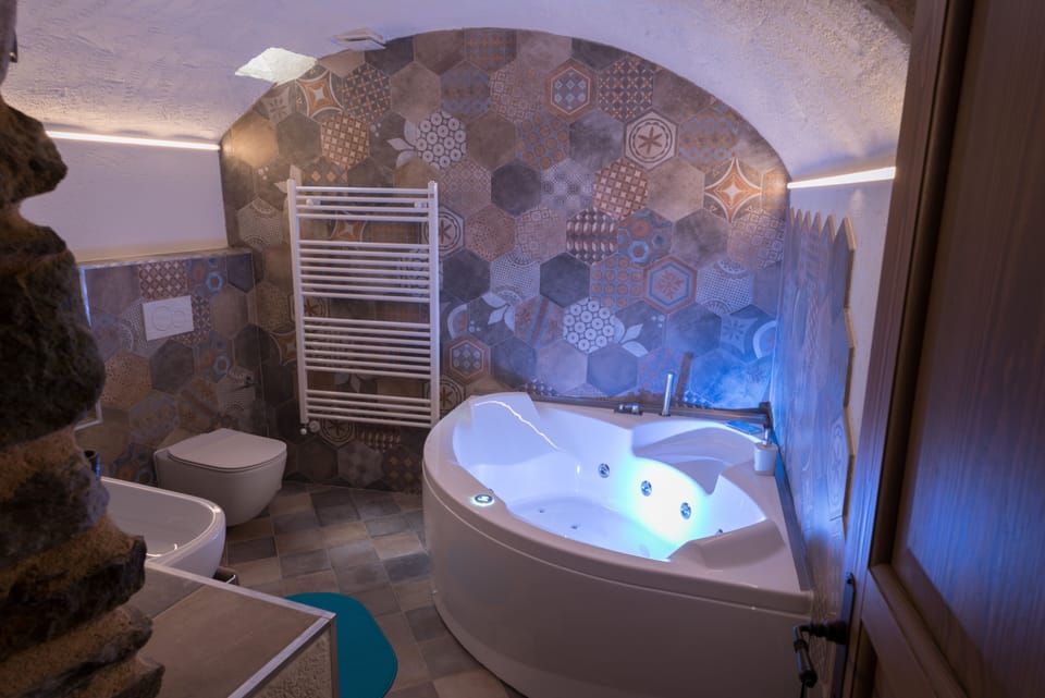 Camera Superior, vasca idromassaggio (SPA bathtub) | Bathroom | Free toiletries, hair dryer, bidet, towels