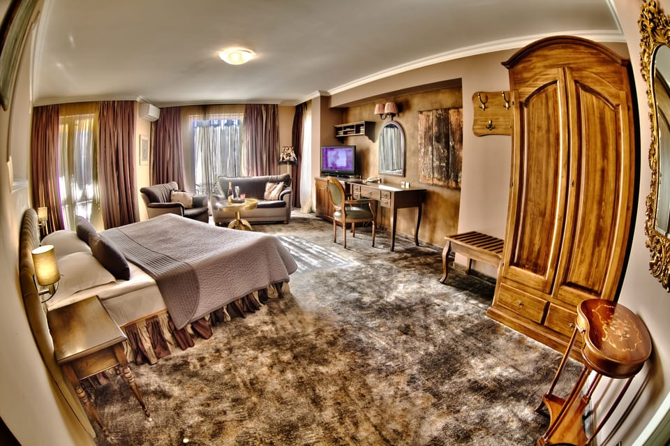 Luxury Double Room | Minibar, in-room safe, individually decorated, desk