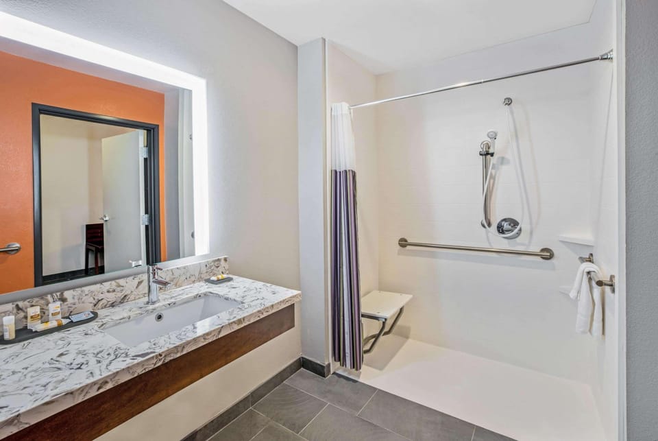 Shower, towels