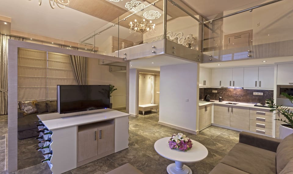 Xperian Deluxe Loft  | Private kitchenette | Mini-fridge, espresso maker, coffee/tea maker, electric kettle