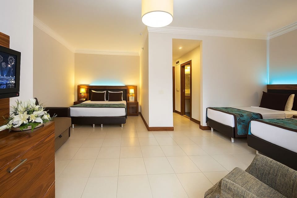 Club Suite | Premium bedding, free minibar, in-room safe, desk