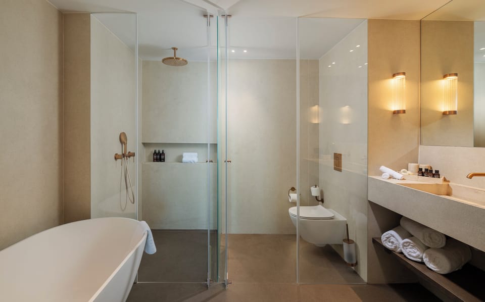 Presidential Studio Suite, Club Lounge Access | Bathroom | Combined shower/tub, free toiletries, hair dryer, towels