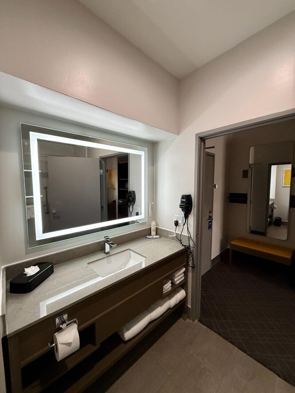 Combined shower/tub, free toiletries, hair dryer, towels