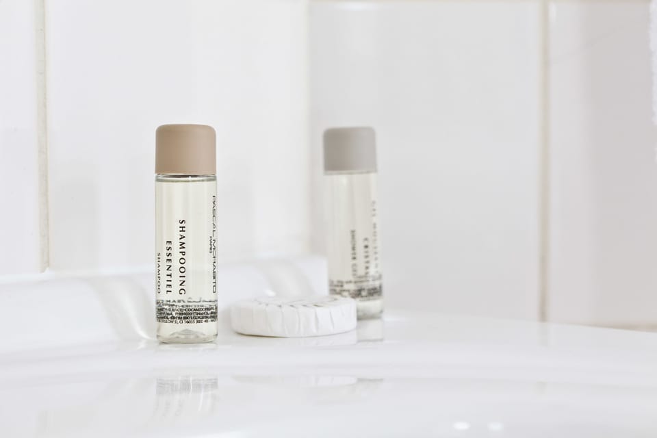 Combined shower/tub, hair dryer, towels