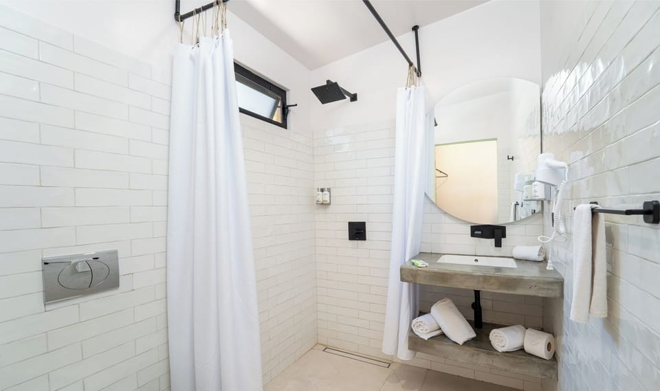 Standard Room, Ocean View | Bathroom | Shower, free toiletries, hair dryer, towels