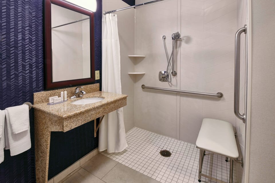 Combined shower/tub, free toiletries, hair dryer, towels