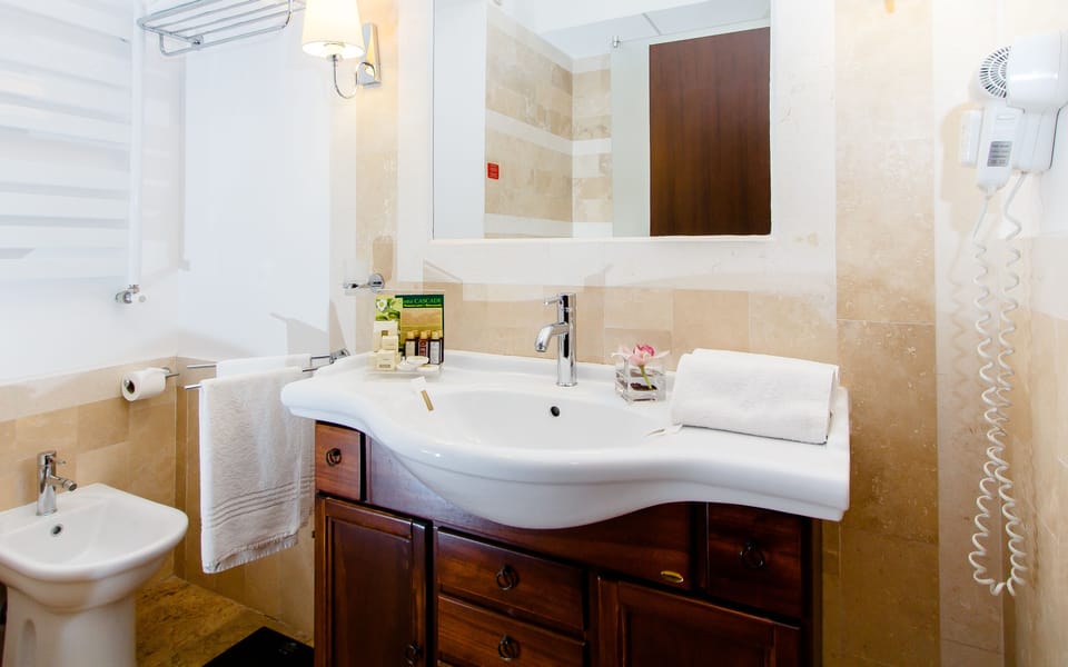 Combined shower/tub, deep soaking tub, free toiletries, hair dryer