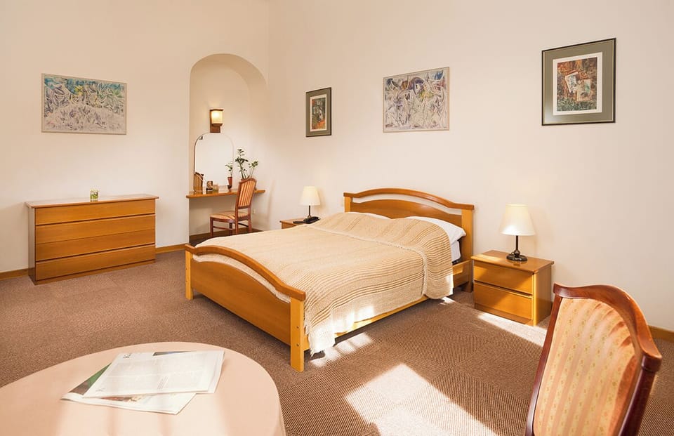 Triple Room | Minibar, in-room safe, desk, free WiFi