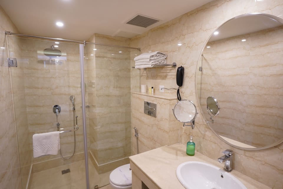 Studio Suite, 1 Bedroom, Accessible, City View | Bathroom | Shower, hair dryer, towels