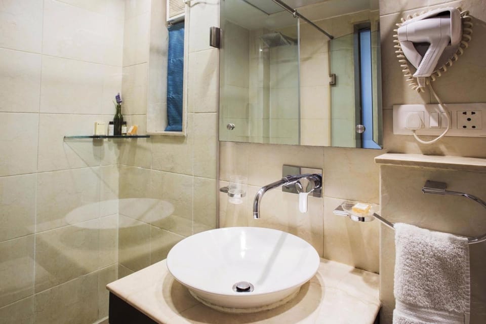 Deluxe Room, 1 Bedroom, Non Smoking | Bathroom sink