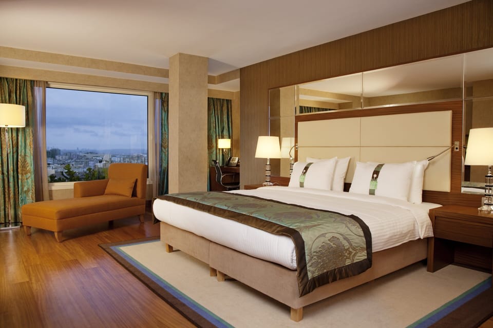 Standard Room, 2 Twin Beds, Non Smoking | Minibar, in-room safe, laptop workspace, blackout drapes
