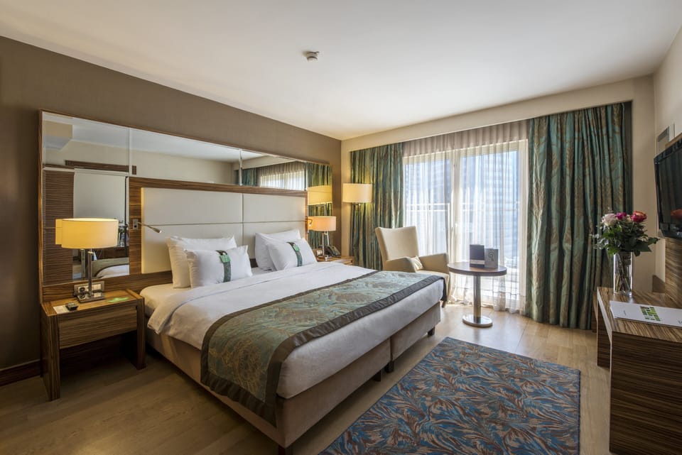 Minibar, in-room safe, laptop workspace, blackout drapes