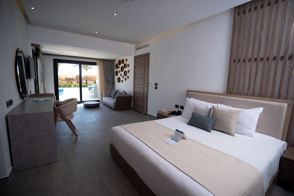 Executive Pool Suite | Pillowtop beds, minibar, in-room safe, desk