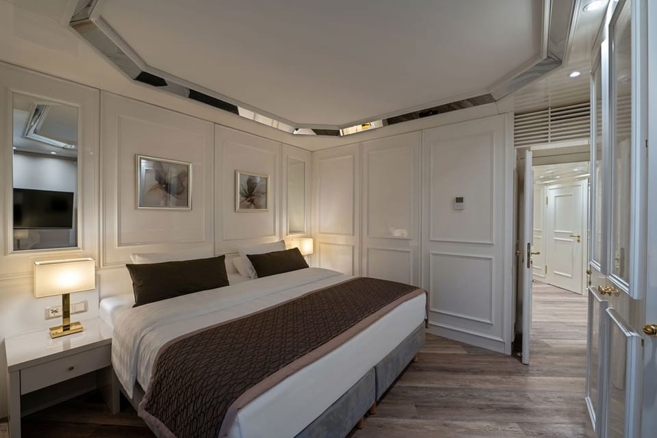 Suite | Hypo-allergenic bedding, in-room safe, desk, blackout drapes