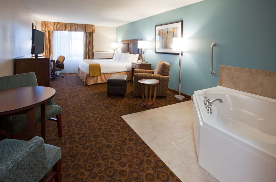 Suite, 1 Twin Bed, Jetted Tub (Whirlpool) | Desk, iron/ironing board, free cribs/infant beds, free WiFi