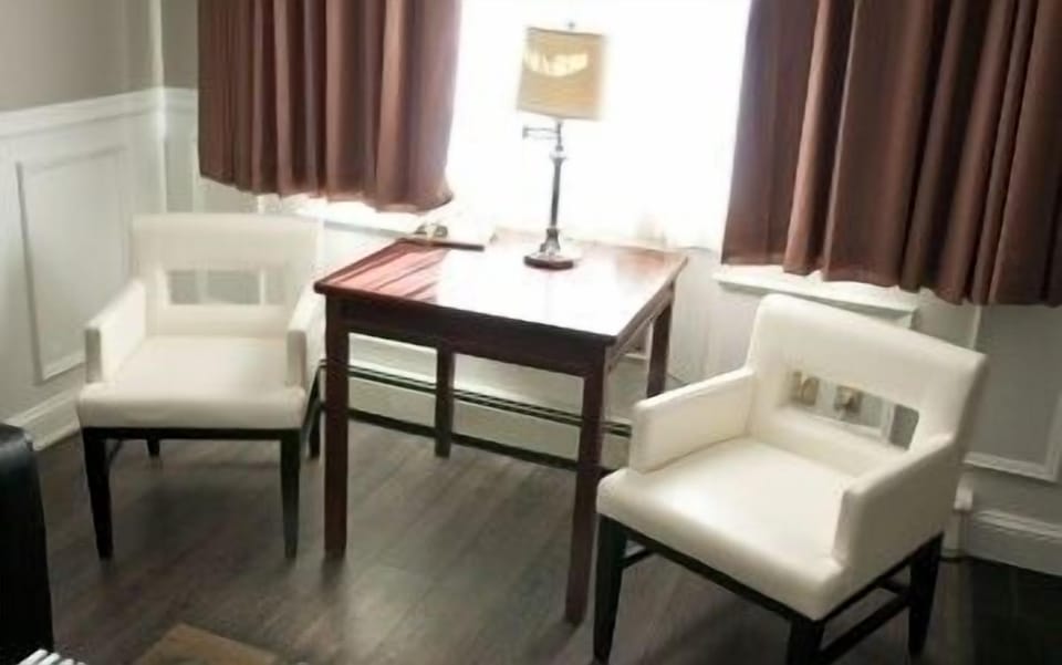 Family Suite | Living area | 40-inch flat-screen TV with cable channels, TV