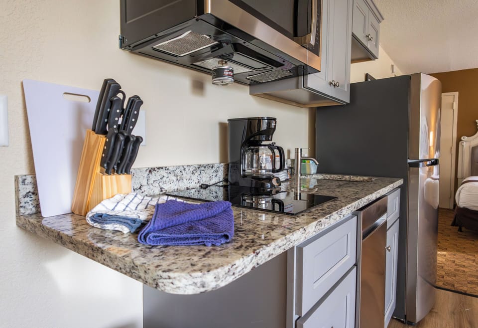 Studio Suite, 2 Queen Beds, Non Smoking, Kitchenette | Private kitchenette | Fridge, microwave, coffee/tea maker