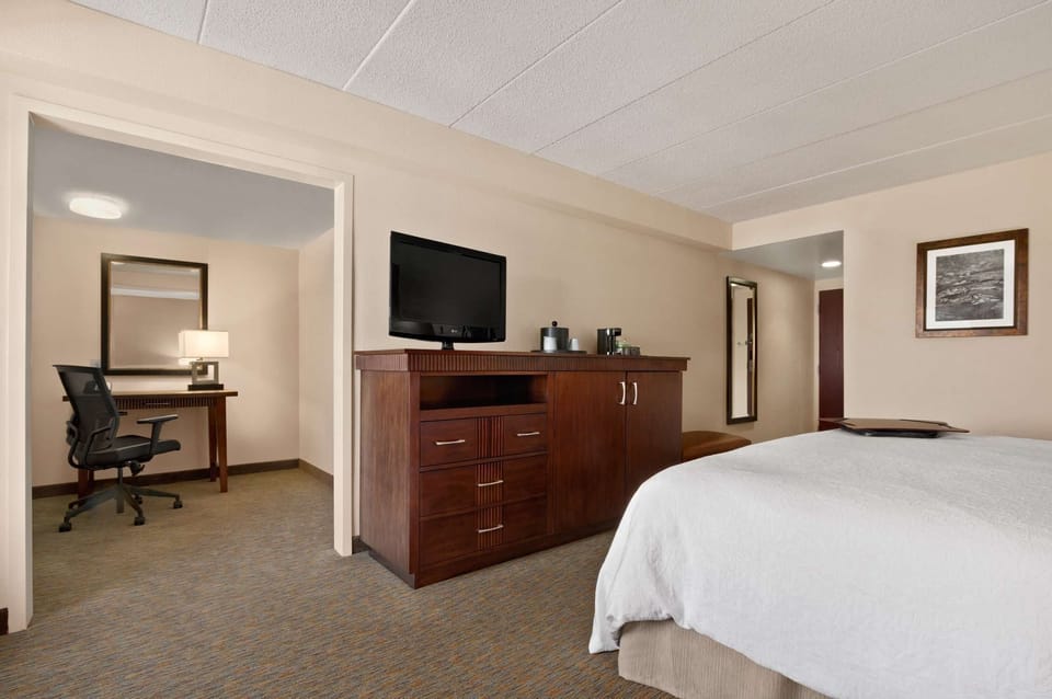Room, 1 King Bed (Office Area) | In-room safe, iron/ironing board, free cribs/infant beds, Internet