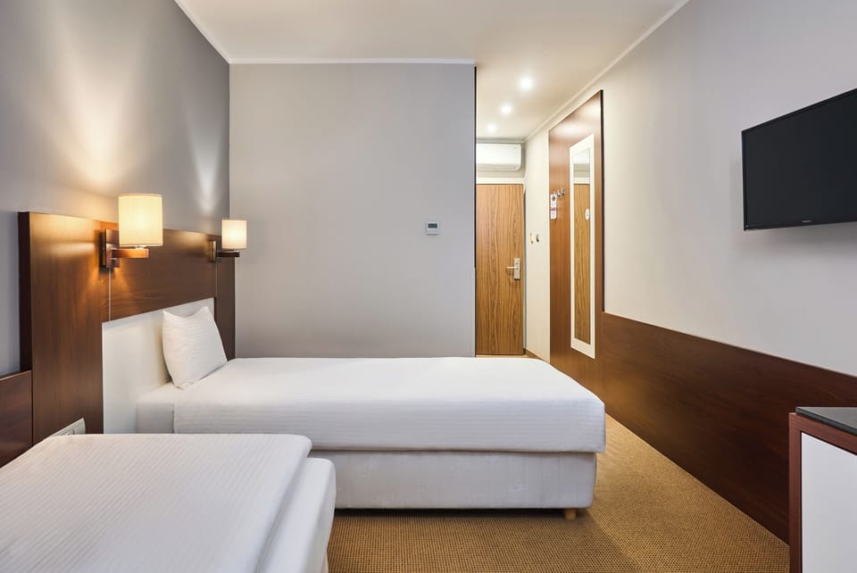 Twin Room, 2 Twin Beds | Hypo-allergenic bedding, in-room safe, desk, laptop workspace
