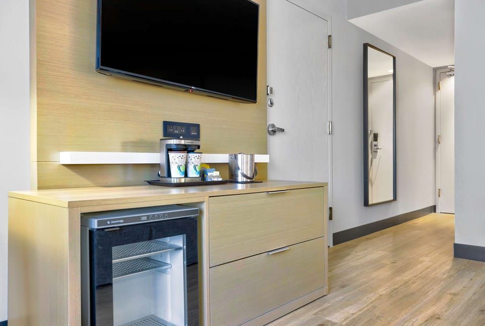 Premium bedding, in-room safe, desk, blackout drapes