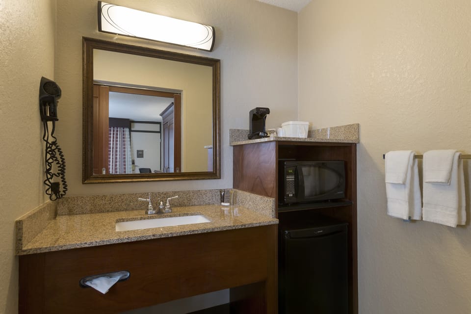 Combined shower/tub, free toiletries, hair dryer, towels