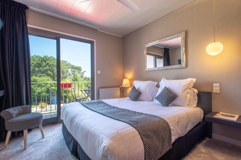 Comfort Room | Premium bedding, in-room safe, desk, blackout drapes