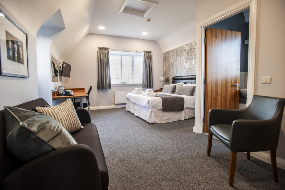 Executive Room (King) | In-room safe, desk, iron/ironing board, free cribs/infant beds