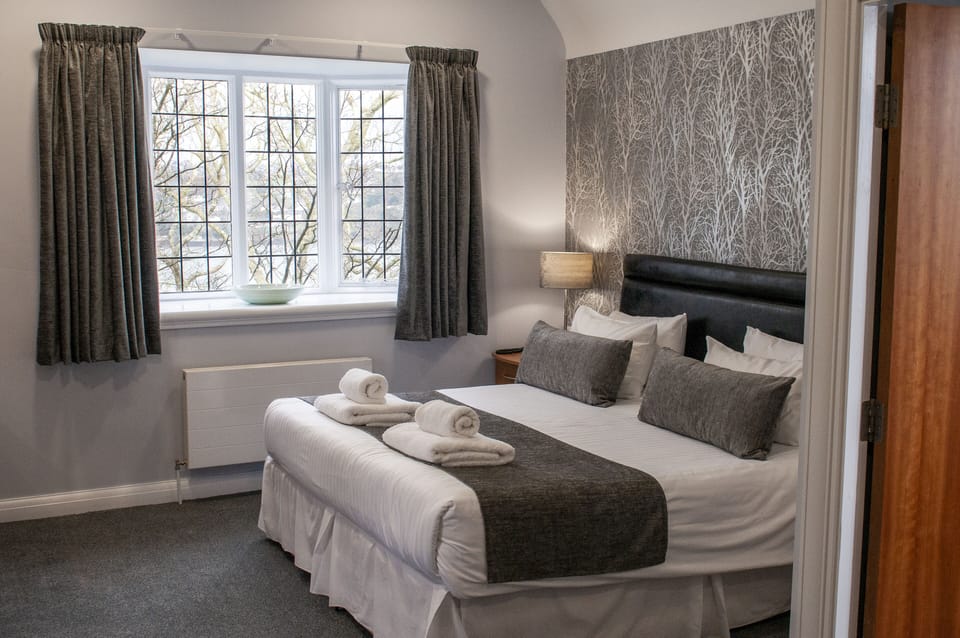 Executive Room (King) | In-room safe, desk, iron/ironing board, free cribs/infant beds