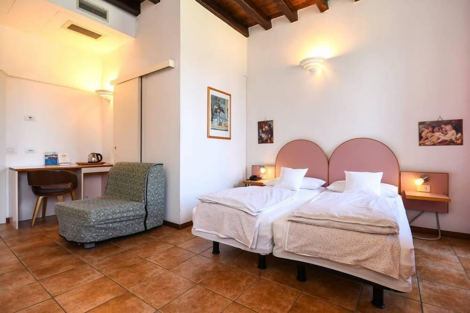 Premium bedding, in-room safe, desk, free WiFi