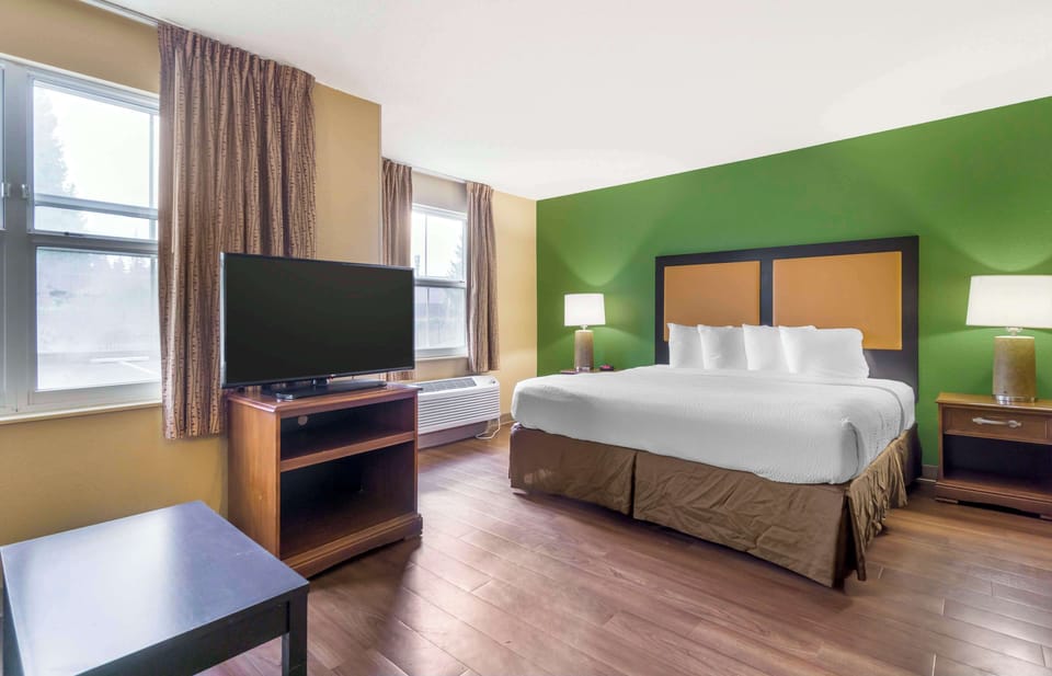 Deluxe Studio, 1 King Bed with Sofa bed, Non Smoking | Desk, iron/ironing board, free WiFi, bed sheets