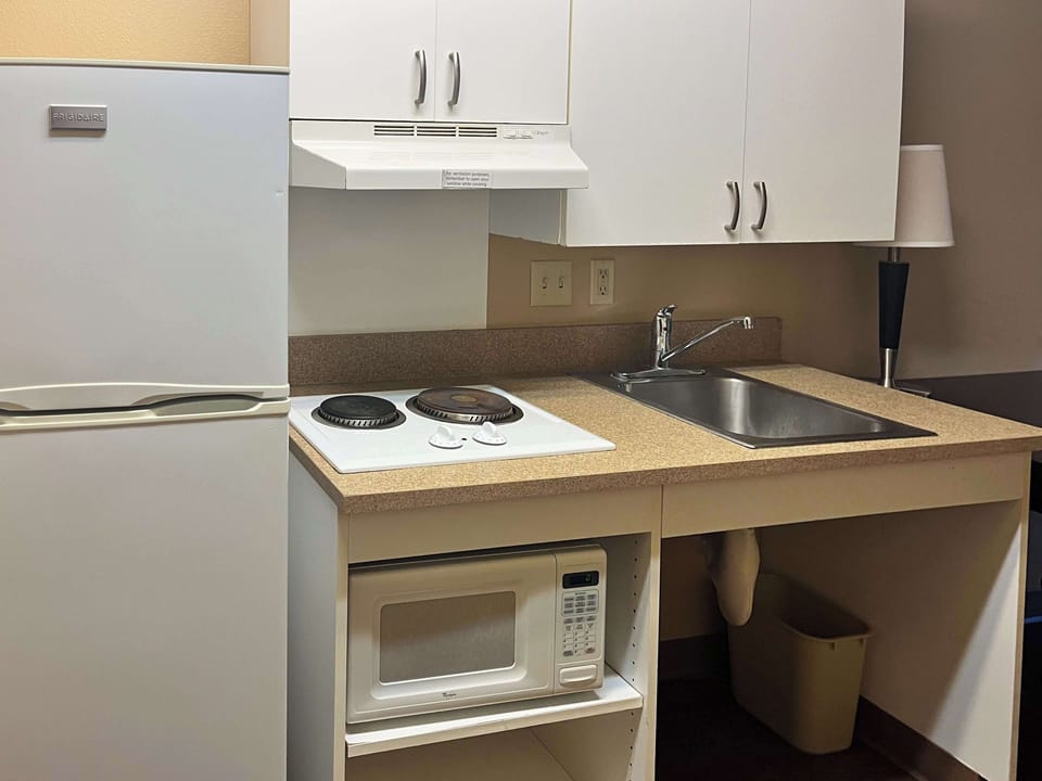 Coffee/tea maker, fridge, microwave, stovetop