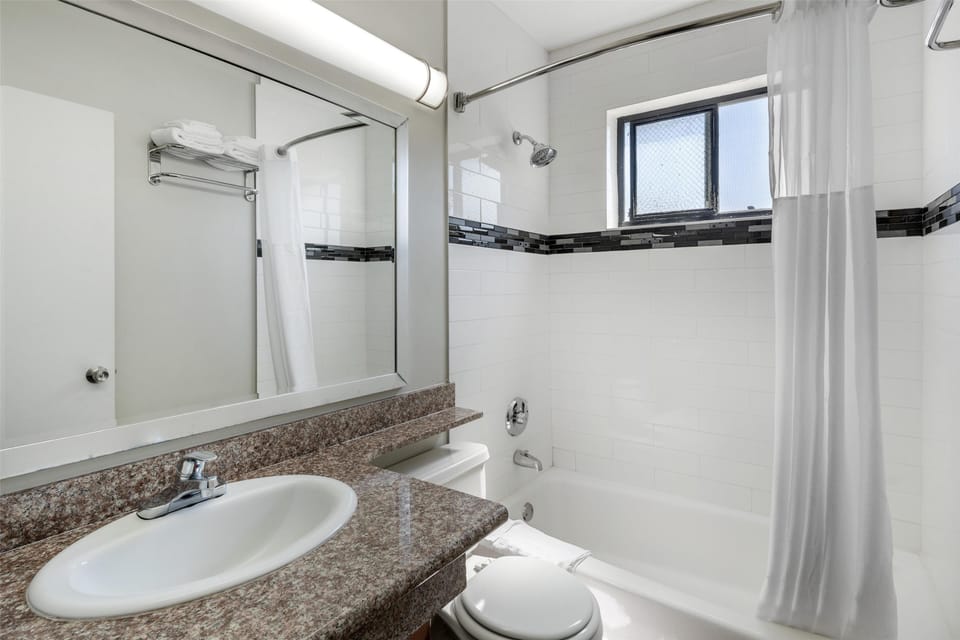 Standard Room, 1 King Bed, Non Smoking, Refrigerator & Microwave | Bathroom | Combined shower/tub, hydromassage showerhead, free toiletries
