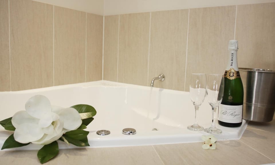 King Spa Room | Bathroom | Shower, free toiletries, hair dryer, towels