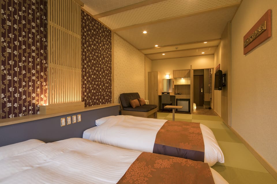 Japanese Style Room,6 Tatami Mats:15 Minutes from Itami Airport by Taxi, Tatoo may not be allowed. | In-room safe, desk, alarm clocks
