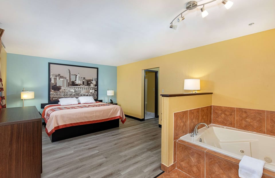 Desk, soundproofing, iron/ironing board, free WiFi