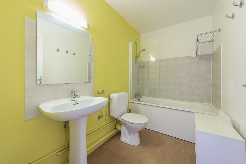 Bathtub, towels