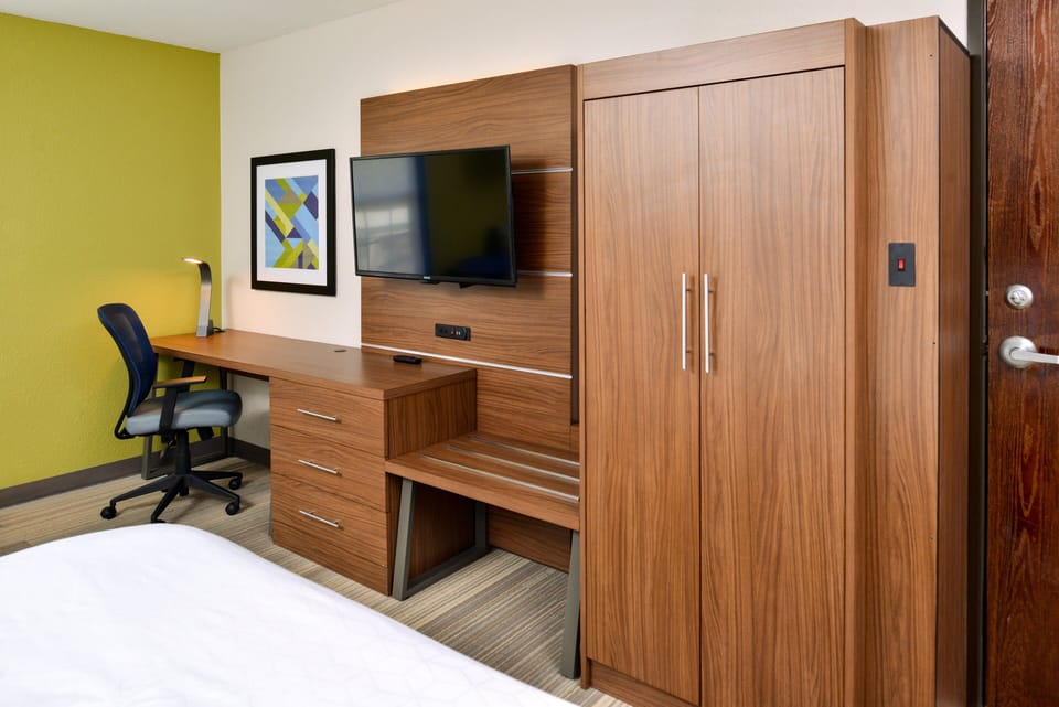 Standard Room, 1 King Bed | Desk, blackout drapes, iron/ironing board, cribs (free)
